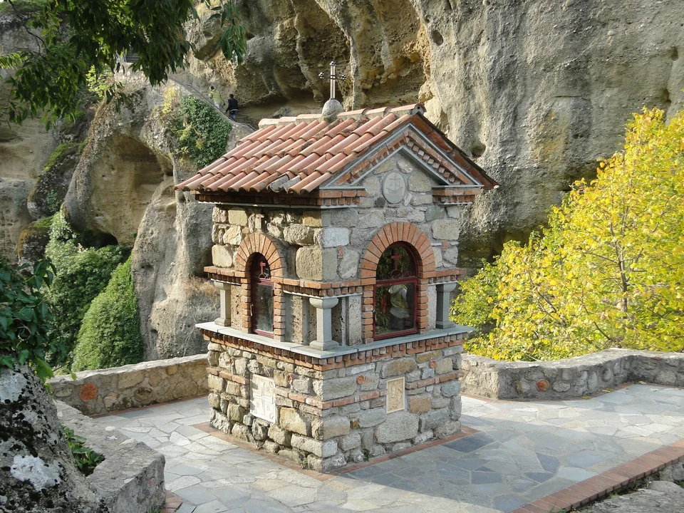 Un petit sanctuaire de pierre au toit de tuiles sous les falaises de grès près du Grand Météore, aux Météores, en Grèce