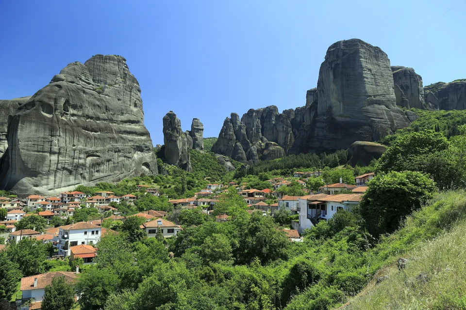 Maisons du village de Kastraki sous les hauts piliers rocheux des Météores, en Grèce