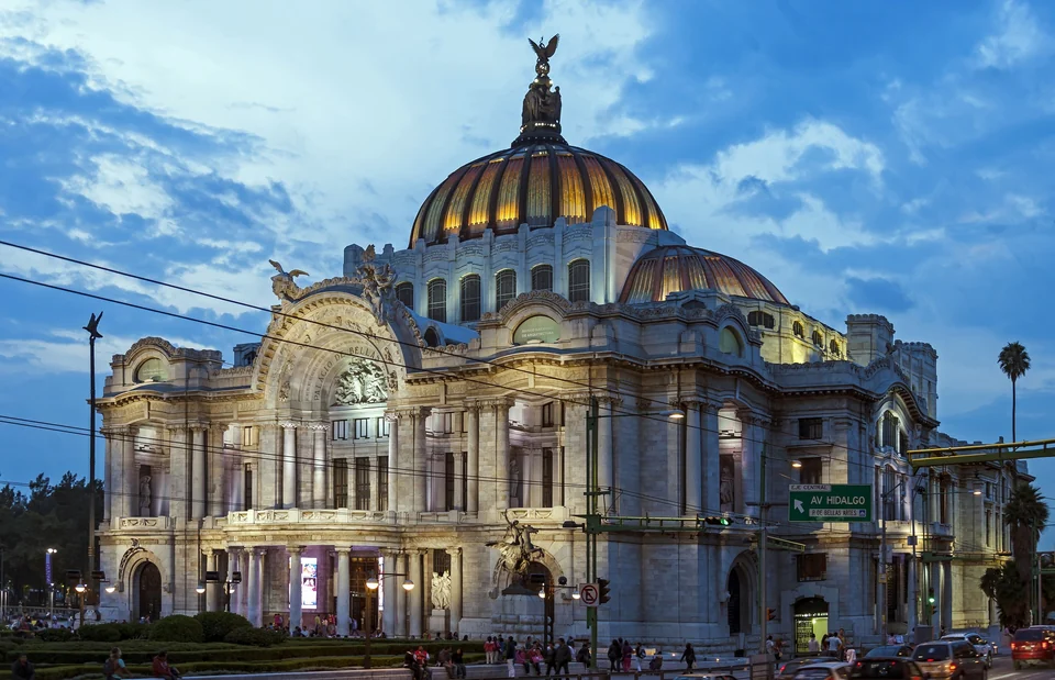Der Palacio de Bellas Artes in Mexiko-Stadt in der Abenddämmerung, von der anderen Seite des Eje Central gesehen