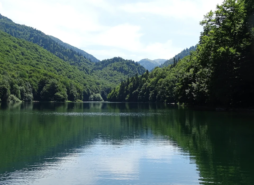 Der Schwarze See im Nationalpark Durmitor, von Kiefernwald umgeben unter den Kalksteingipfeln