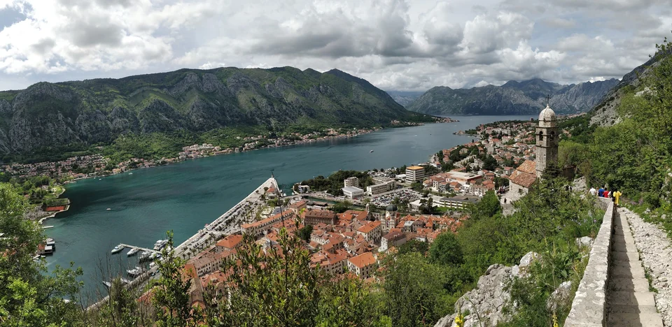 Die Altstadt von Kotor und die Festungsmauern an der Bucht von Kotor unter steilen Bergen in Montenegro