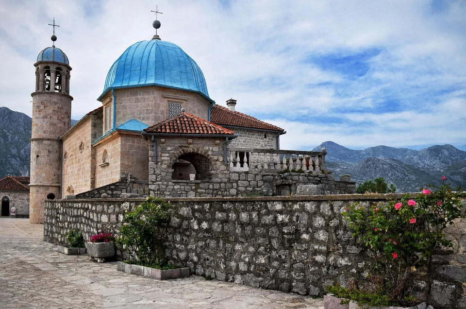 Die Kirche Unsere Liebe Frau vom Felsen auf ihrer kleinen künstlichen Insel vor Perast in der Bucht von Kotor