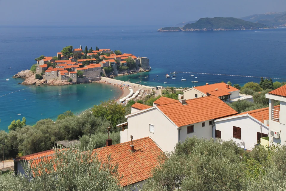Sveti Stefan, ein felsiges, befestigtes Inselchen mit rot gedeckten Häusern, durch einen Damm mit der montenegrinischen Küste verbunden