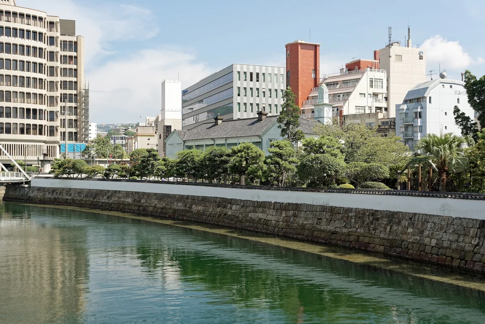 Bâtiments restaurés du comptoir néerlandais de Dejima, vus depuis un pont sur le canal, à Nagasaki
