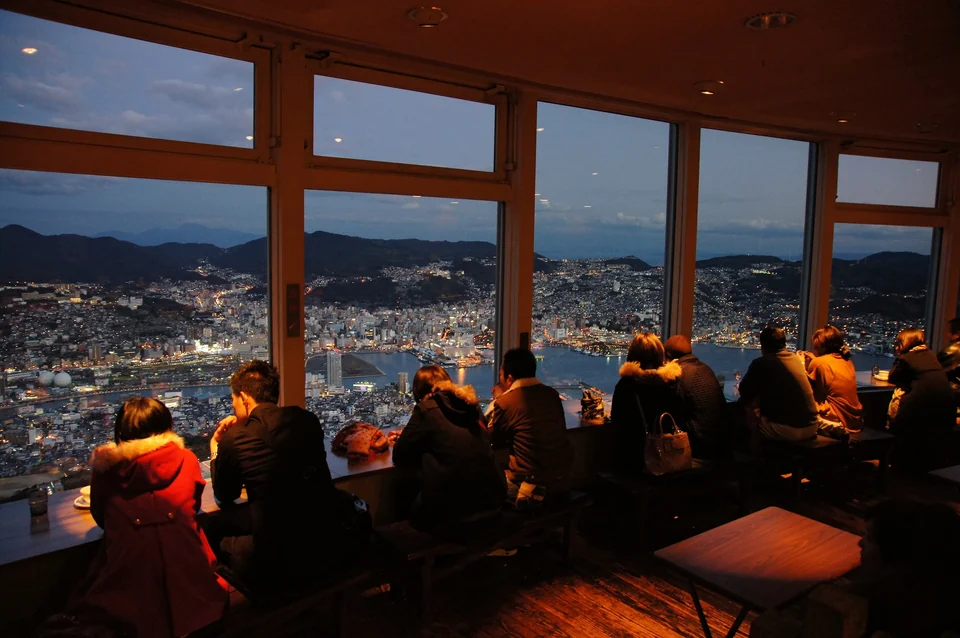 Le port de Nagasaki et ses quartiers sur les collines illuminés la nuit, vus depuis le mont Inasa