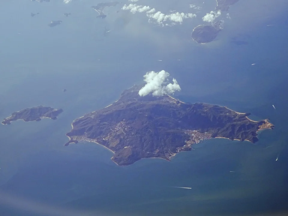 Vue aérienne de l'île de Teshima, dans la mer intérieure de Seto, préfecture de Kagawa, avec de plus petites îles à proximité