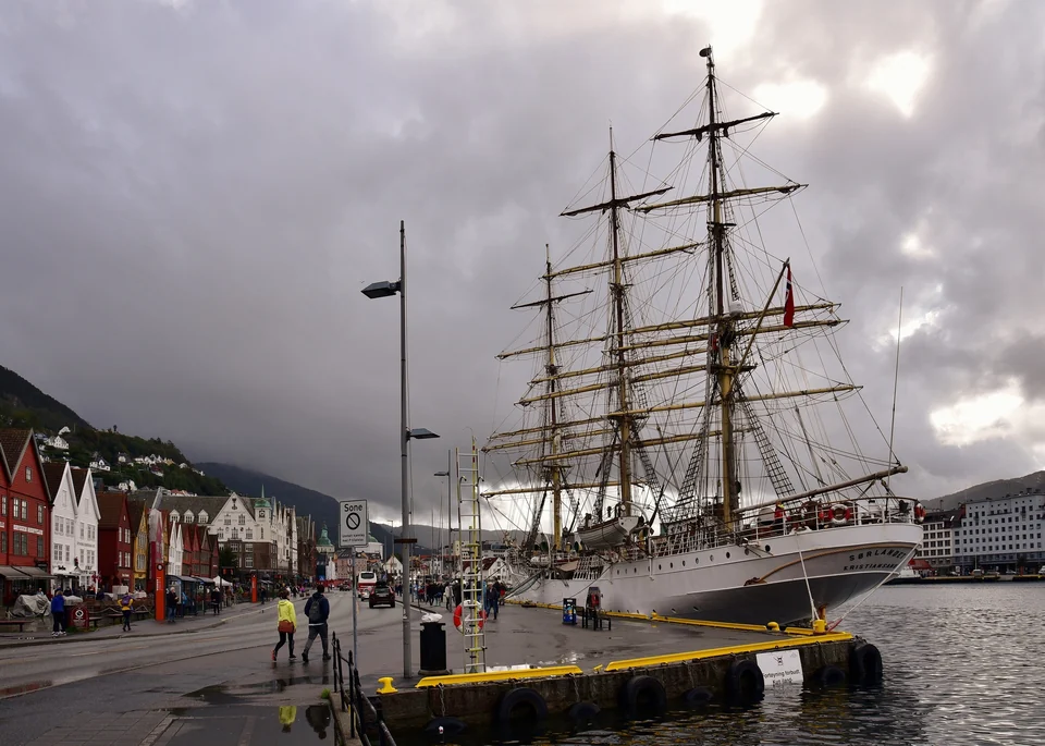 Bunte Giebelhäuser aus Holz in Bryggen am Hafen Vågen in Bergen, Norwegen