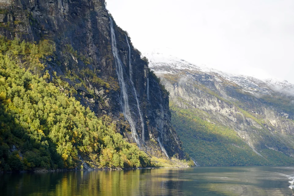 Der Wasserfall der Sieben Schwestern stürzt eine Felswand hinunter in den Geirangerfjord, Norwegen