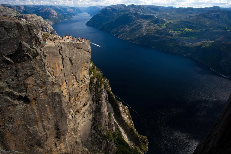 Die flache Felsplattform des Preikestolen hoch über dem Lysefjord im Südwesten Norwegens