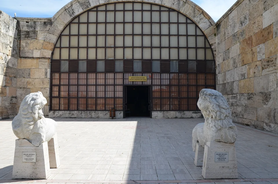 Entrance hall of the Hierapolis Archaeology Museum with two stone lion statues in front