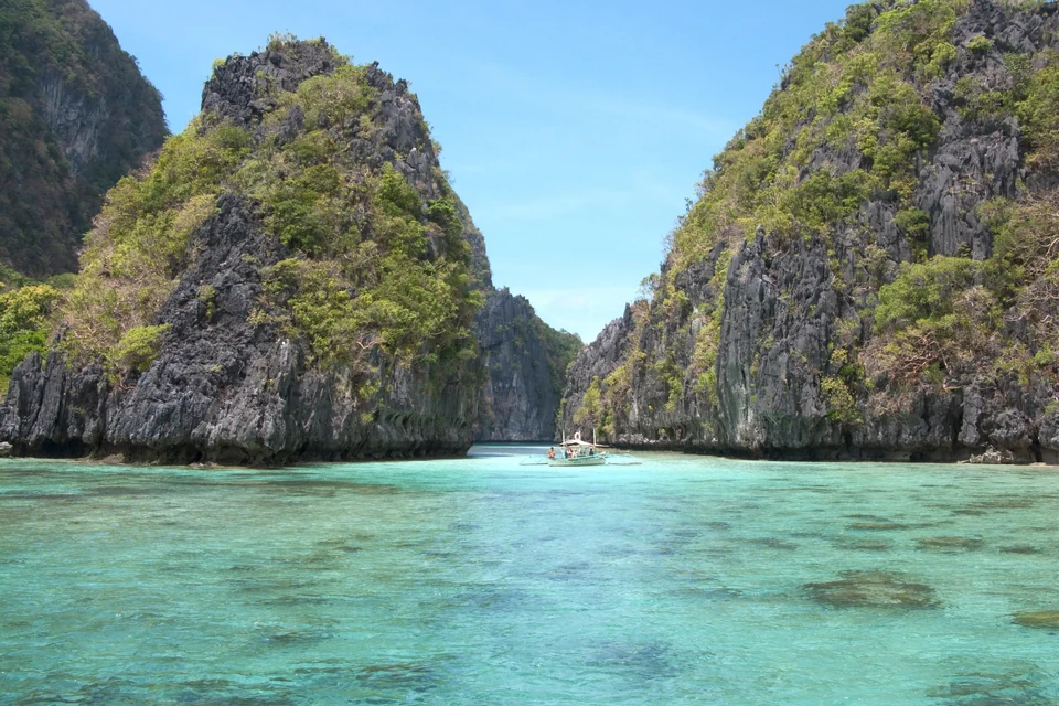Limestone island and turquoise lagoon in Bacuit Bay near El Nido, Palawan, Philippines