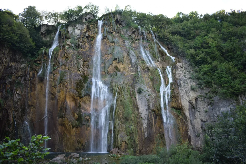 Veliki Slap, la Gran Cascada, cayendo por una pared de roca cubierta de musgo y árboles en los Lagos de Plitvice