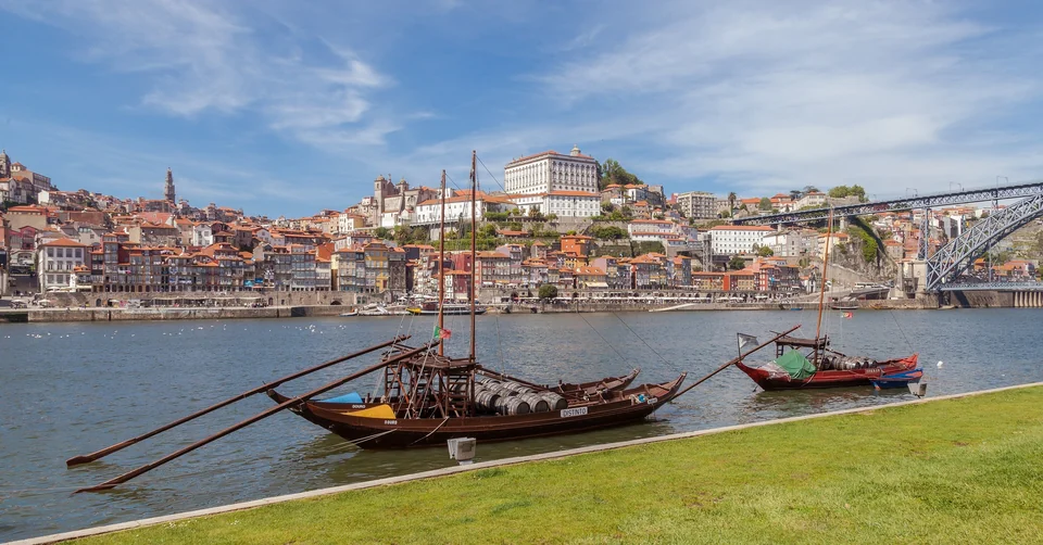 Traditionelle Rabelo-Boote am Douro bei Vila Nova de Gaia, am anderen Ufer erhebt sich Porto