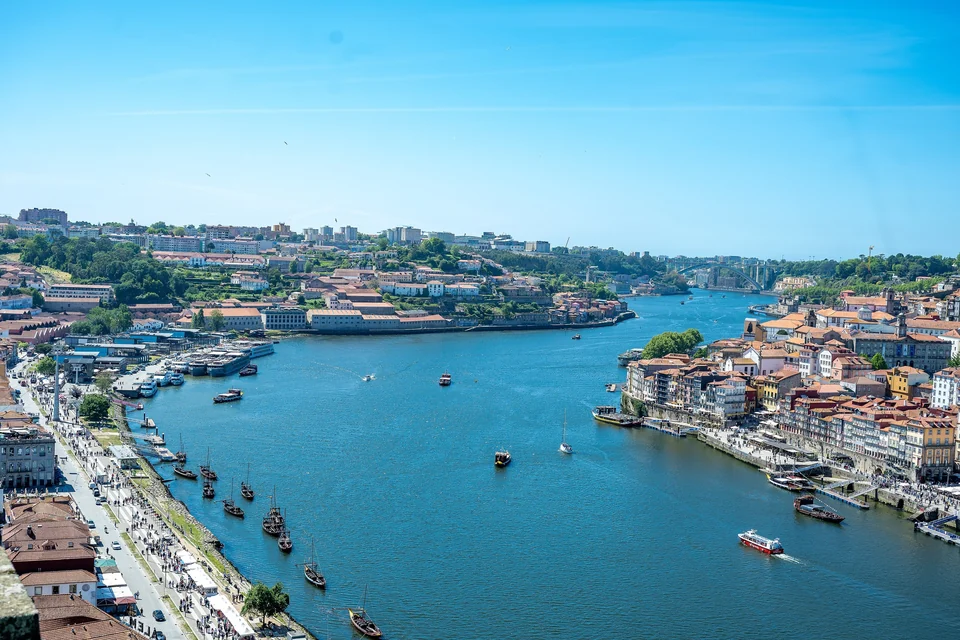 Das Viertel Ribeira in Porto und die Brücke Dom Luís I über den Fluss Douro von oben gesehen