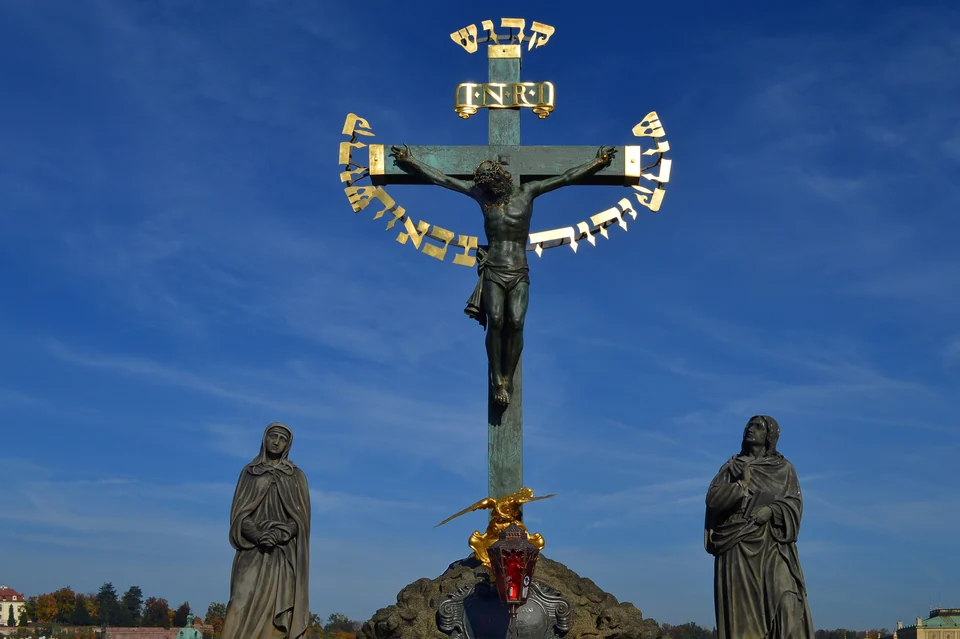 Die Karlsbrücke in Prag mit ihrem gotischen Brückenturm und ihren Statuen über der Moldau