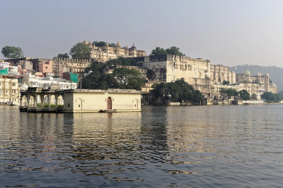 City Palace und Mohan-Tempel über den Ghats des Pichola-Sees in Udaipur
