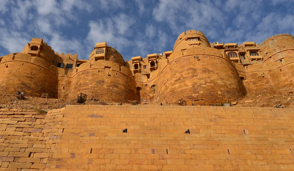 Honigfarbene Bastionen des Jaisalmer Fort, die über der Wüstenstadt aufragen