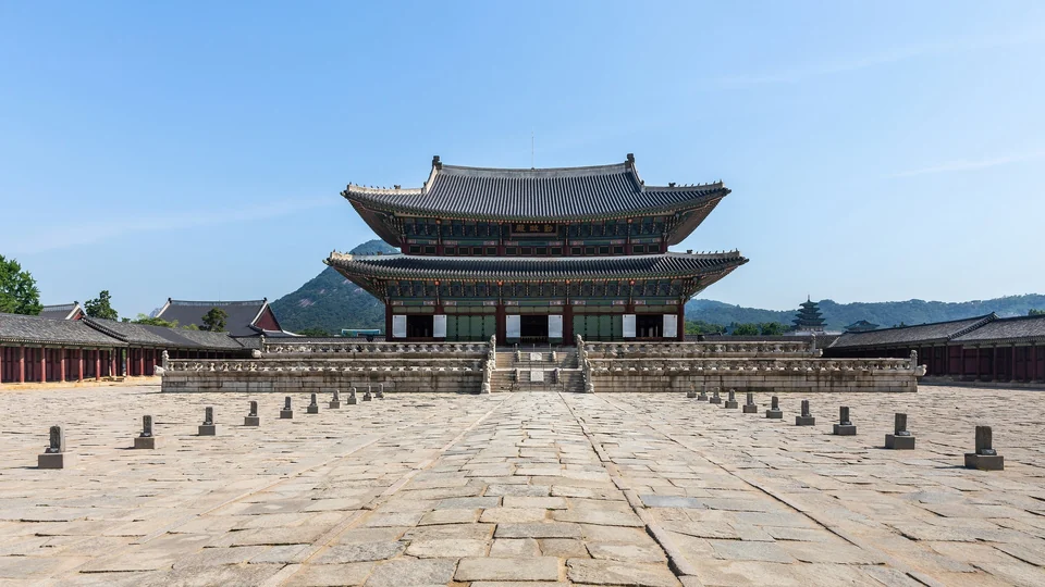 Der Thronsaal Geunjeongjeon im Gyeongbokgung-Palast in Seoul unter blauem Himmel