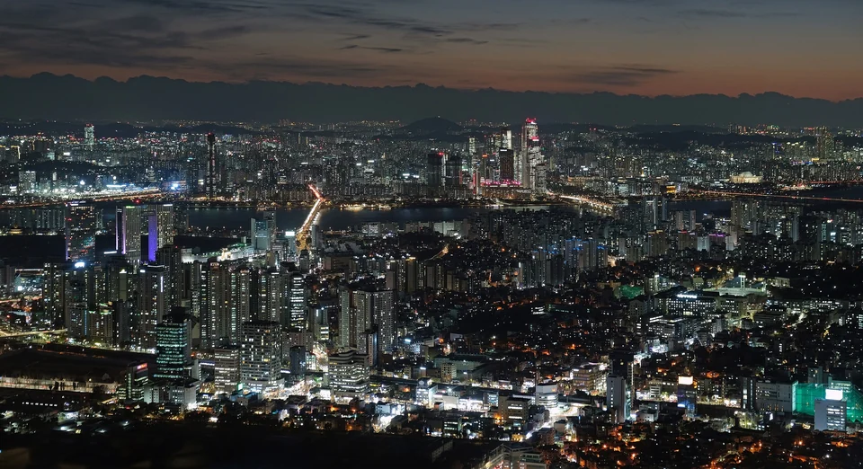 Die Skyline von Seoul, vom N Seoul Tower auf dem Namsan aus gesehen, mit Wohnblocks und Bergen in der Ferne