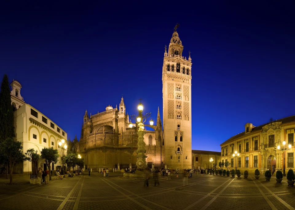 La Catedral de Sevilla y la torre de la Giralda, vistas desde la Plaza Virgen de los Reyes