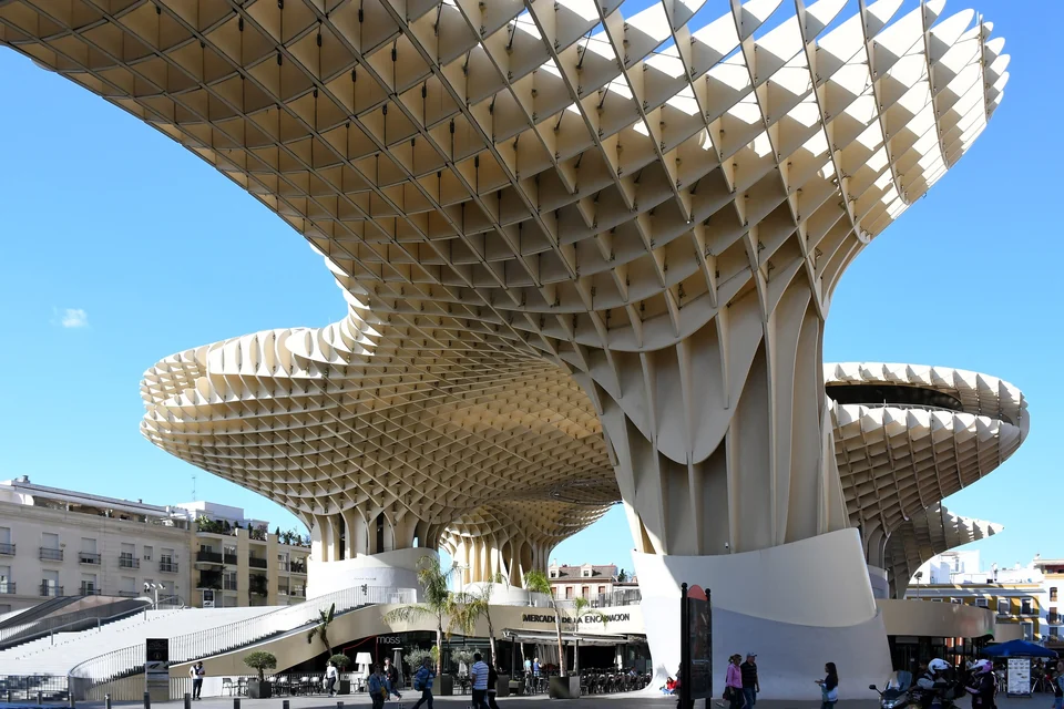 Cubiertas de madera del Metropol Parasol en la Plaza de la Encarnación de Sevilla, con gente en la pasarela