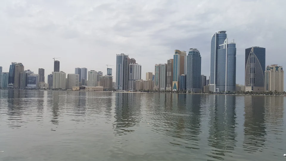 Ein Teil der Skyline von Sharjah, gesehen von der Corniche in Al Qasba