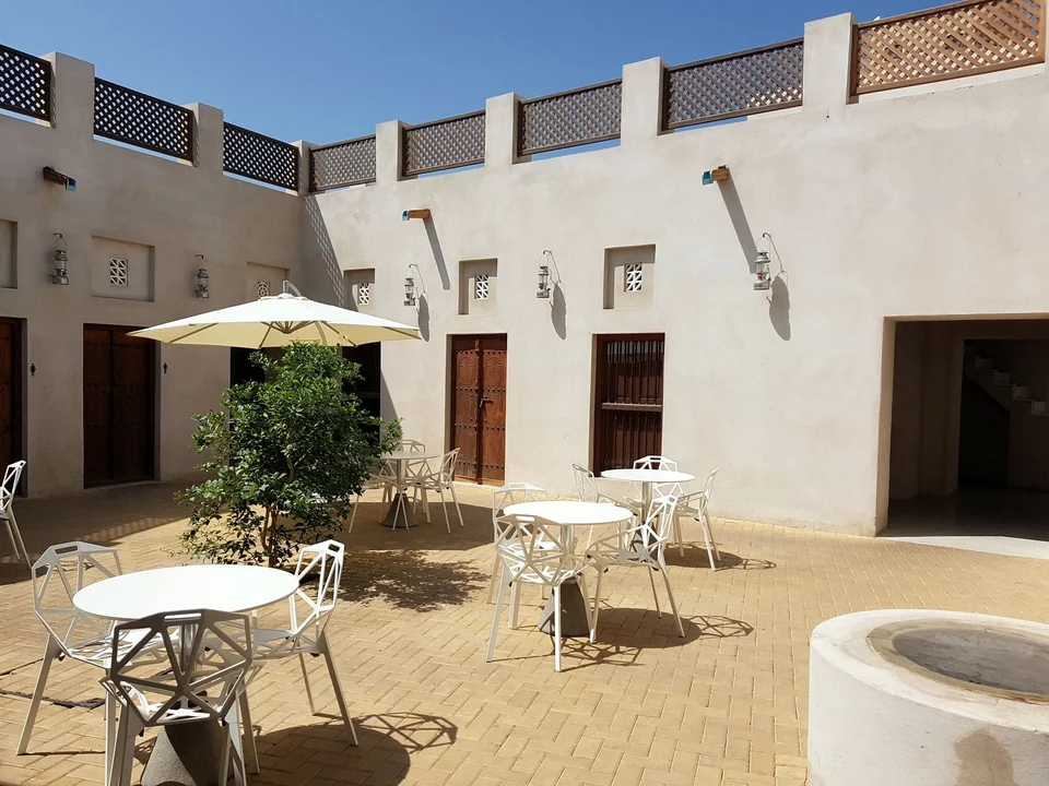 Innenhof eines traditionellen Korallensteinhauses im Kulturerbegebiet Heart of Sharjah, heute als Café genutzt