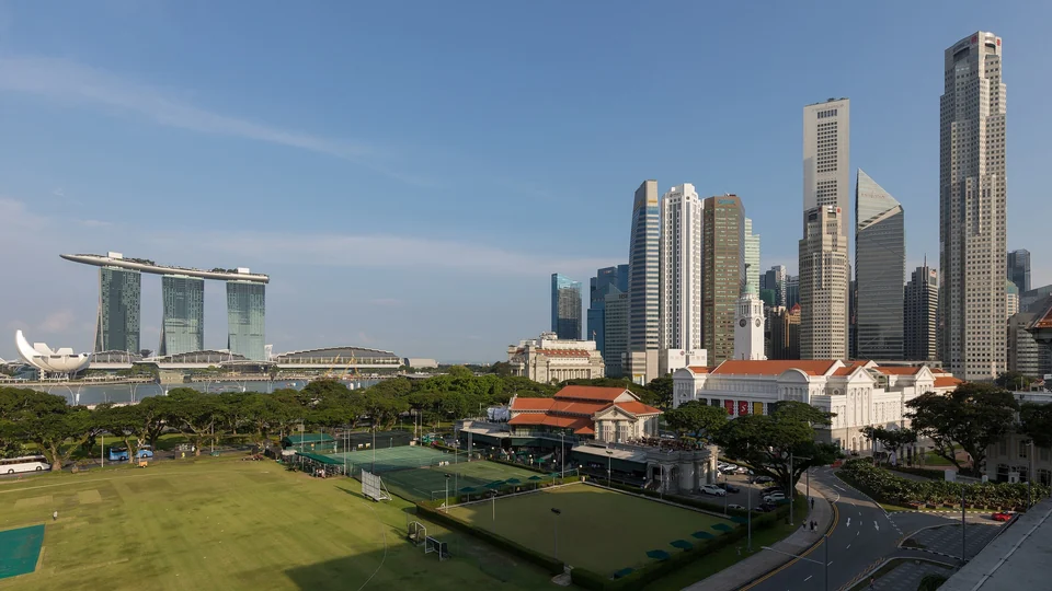 Die Hoteltürme des Marina Bay Sands neben der Skyline des Central Business District von Singapur