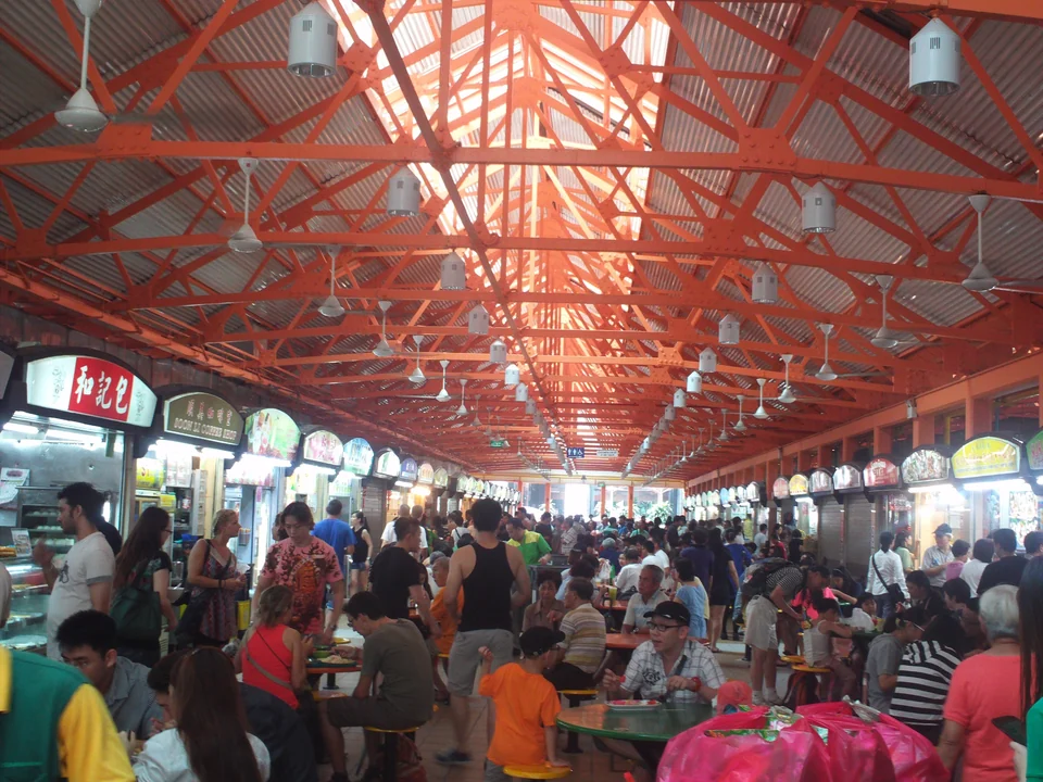 Volle Tische und Essensstände zur Mittagszeit im Maxwell Food Centre, Chinatown, Singapur