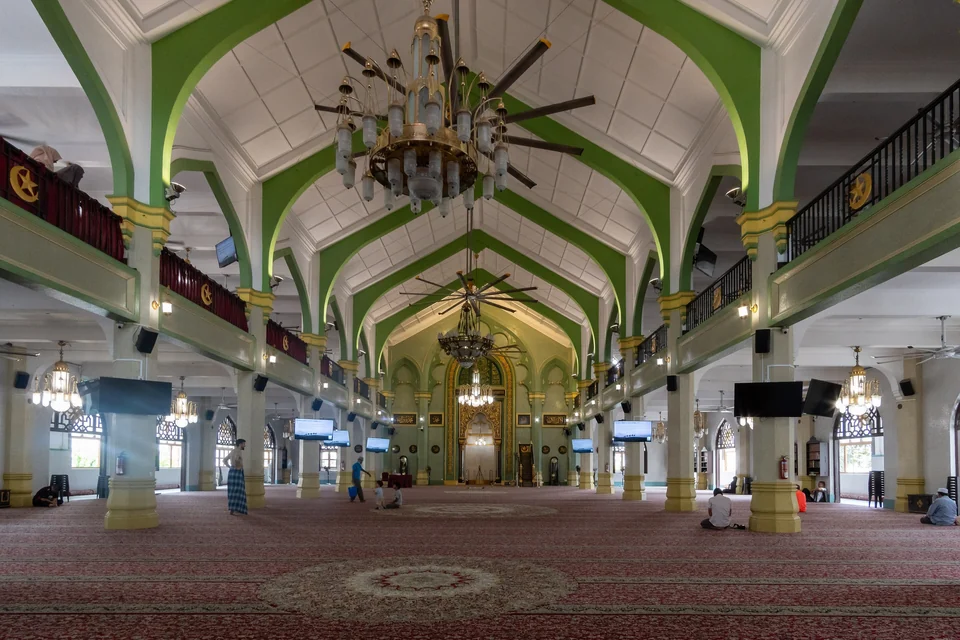 Goldene Kuppel und Minarette der Sultan-Moschee in Kampong Glam, Singapur