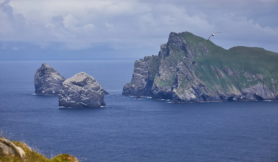 Die Insel Boreray mit den Felsnadeln Stac an Armin und Stac Lee, die in St Kilda aus dem Atlantik ragen