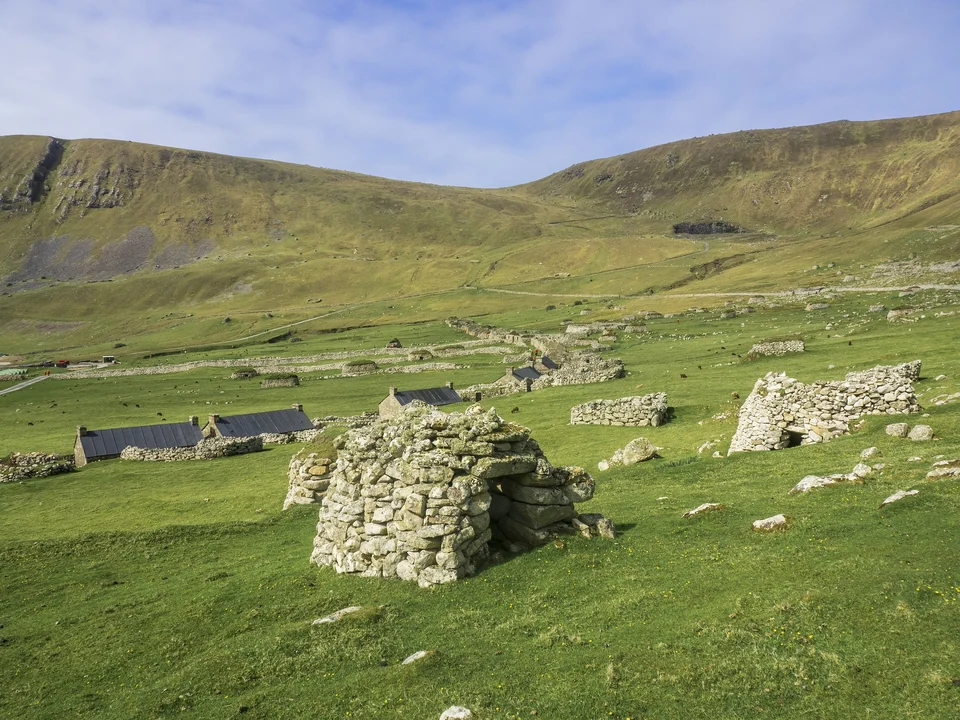 Steinerne Cleit-Vorratshäuser und die zerfallenen Häuser des verlassenen Dorfes auf Hirta, St Kilda