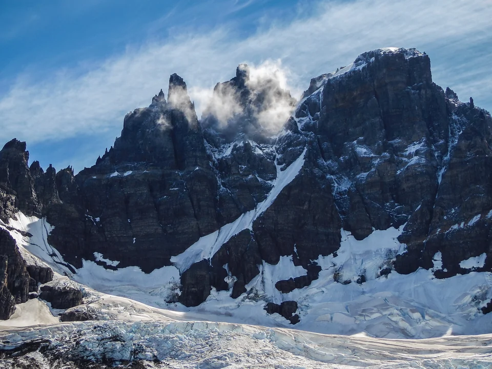 Die zerklüfteten, dunklen Gipfel des Cerro Castillo mit Schneefeldern und einem Gletscher darunter im Nationalpark Cerro Castillo, Chile