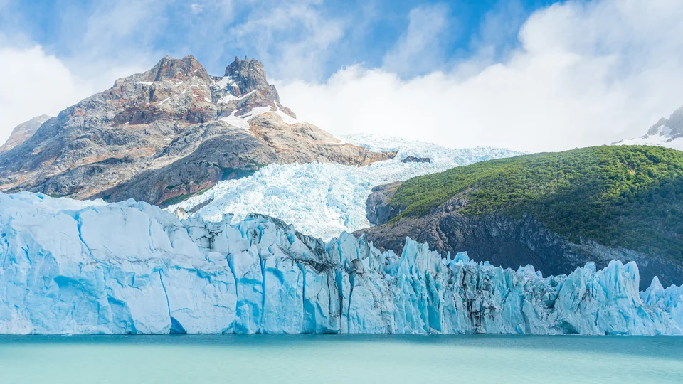 Eisfront des Spegazzini-Gletschers unterhalb felsiger Gipfel am Lago Argentino, Nationalpark Los Glaciares, Argentinien