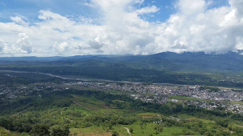 Panoramablick über das Zentrum und den Norden von Macas, einer Stadt in der Provinz Morona Santiago, Ecuador
