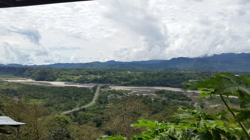 Der Río Upano fließt am Rand von Macas vorbei, Provinz Morona Santiago, Ecuador