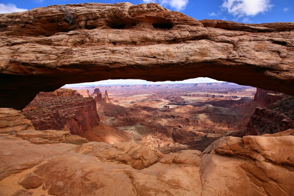 Blick durch den Mesa Arch im Canyonlands-Nationalpark, der das Canyonland von Utah einrahmt