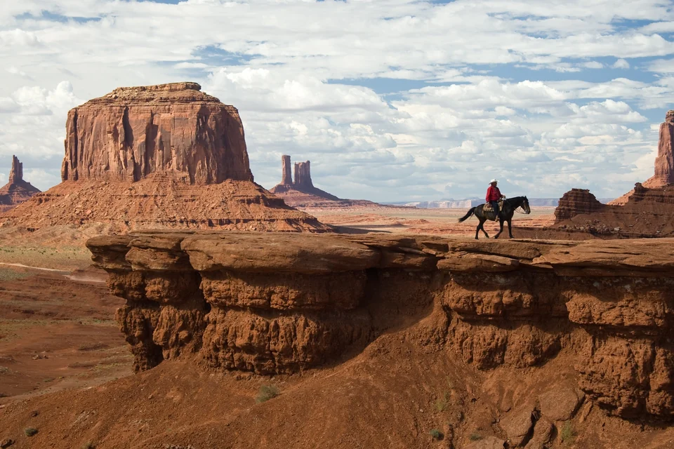 Die Sandsteinberge des Monument Valley, gesehen vom John Ford's Point an der Grenze zwischen Utah und Arizona
