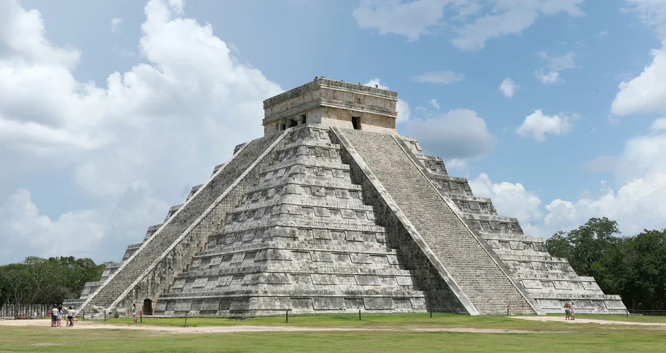 El Castillo, die Stufenpyramide des Kukulcán, erhebt sich über dem Gelände von Chichén Itzá in Yucatán, Mexiko