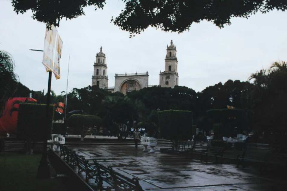 Die Kathedrale San Ildefonso und die umliegenden historischen Dächer im Zentrum von Mérida, Yucatán