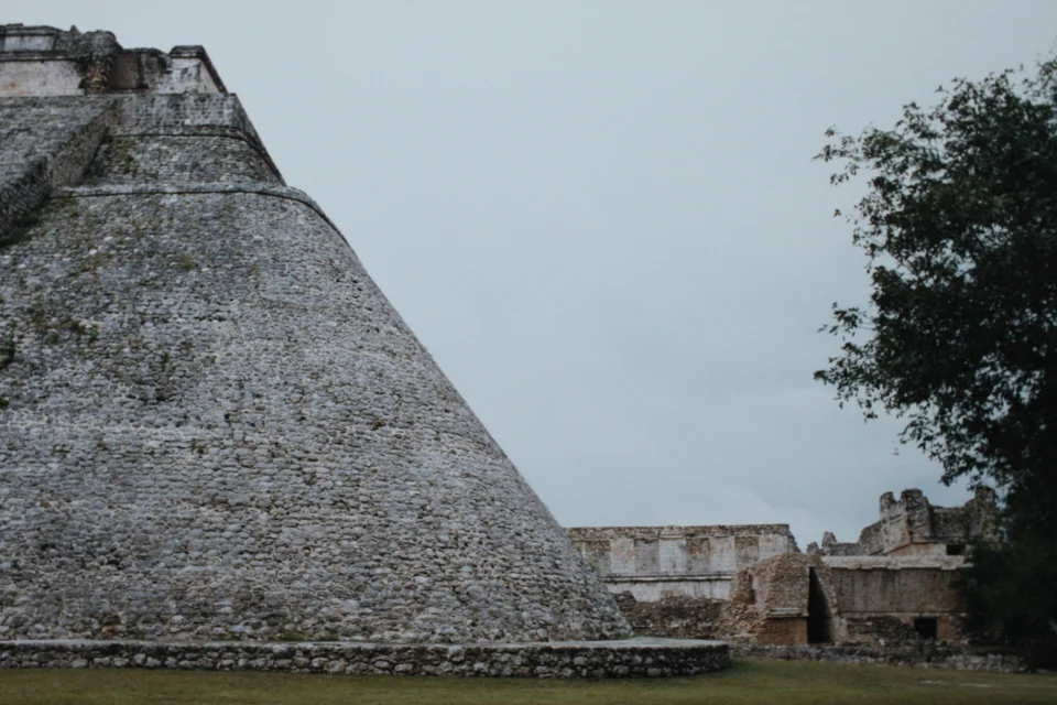 Die abgerundete Pyramide des Zauberers in Uxmal ragt über die umliegenden Puuc-Hügel und Wälder, Yucatán, Mexiko