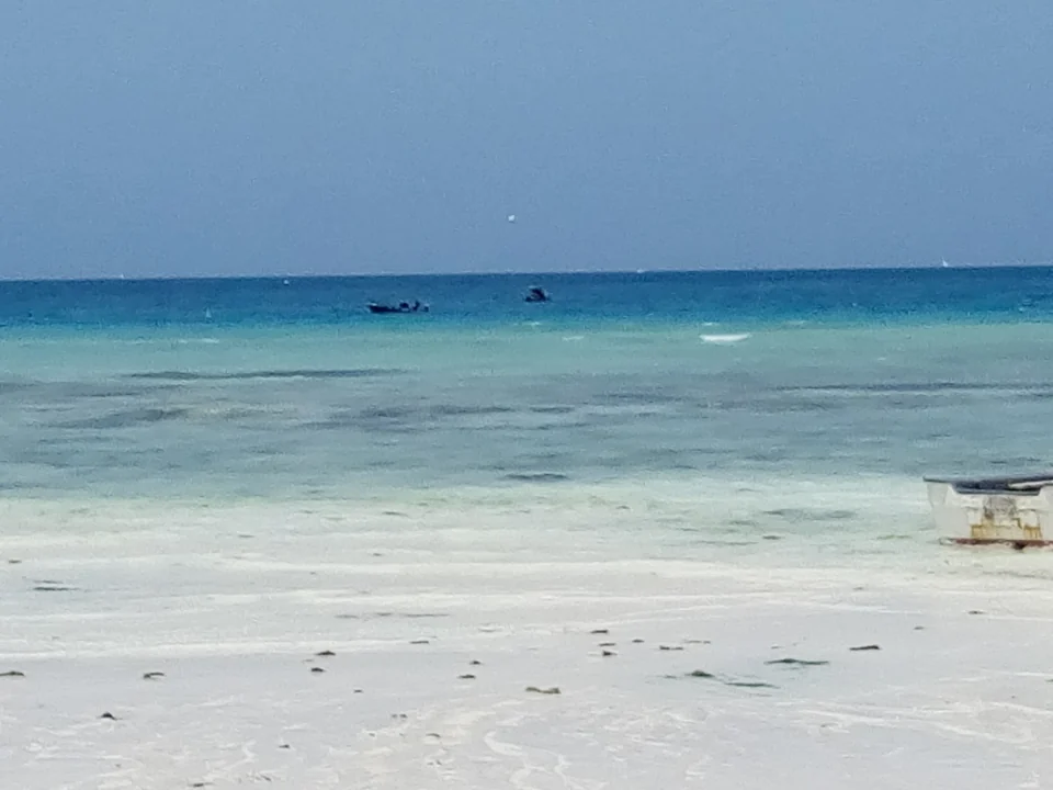 Weißer Sand und klares türkisfarbenes Wasser am Strand von Nungwi an der Nordspitze Sansibars